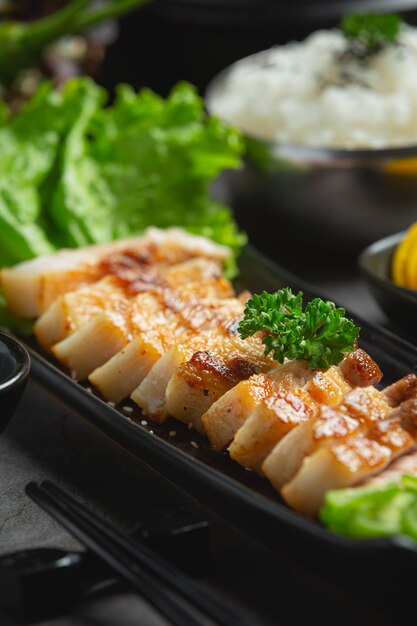 Porc grillé servi avec sauce à la coréenne