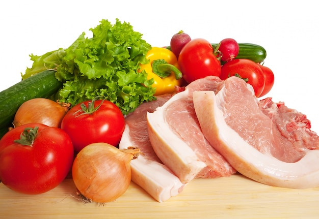 Photo gratuite porc et légumes crus