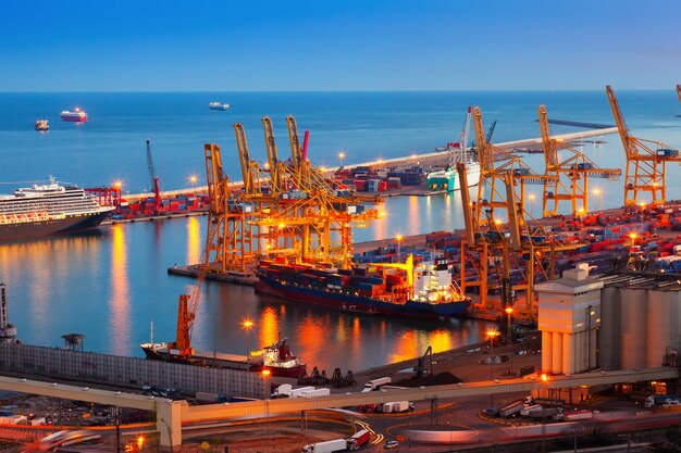 Port de Barcelone dans la nuit