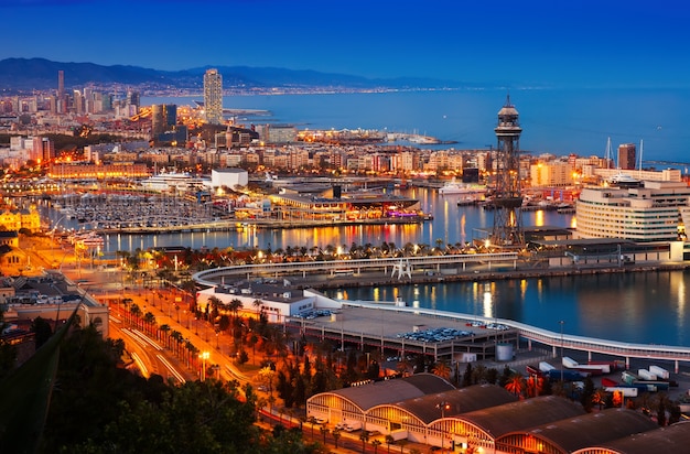 Port à Barcelone pendant la soirée. Espagne