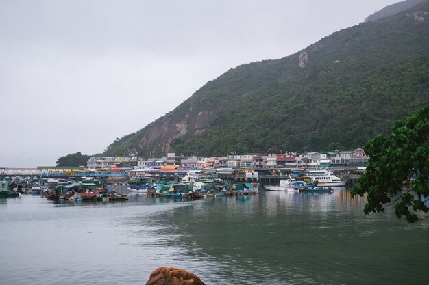 Port industriel avec bungalows pauvres