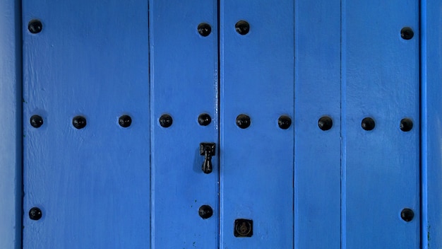 Photo gratuite porte bleue méditerranéenne