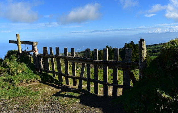 Photo gratuite porte en bois au bord d'un champ aux açores