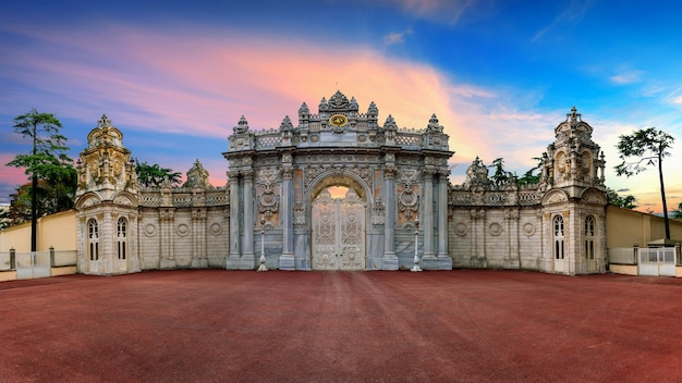 Porte d'entrée au coucher du soleil à Istanbul, Turquie.