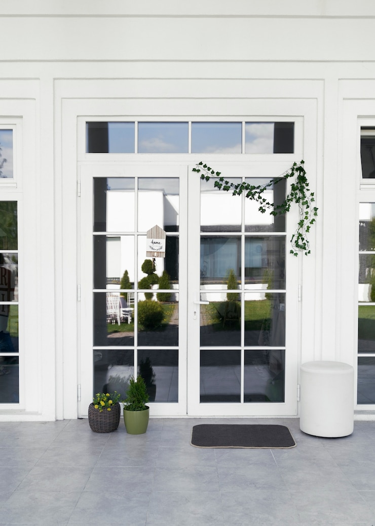 Photo gratuit porte d'entrée décorée avec plante