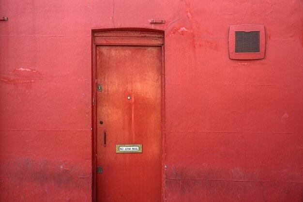 Porte en métal rouge fermée