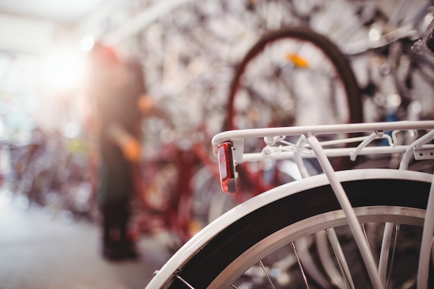 Porte-vélos arrière et la roue