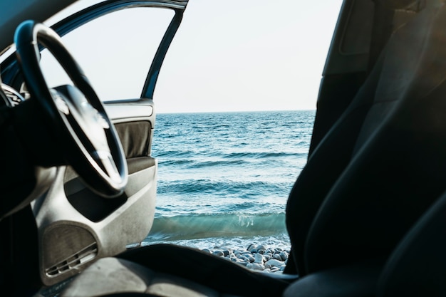 Photo gratuite porte de voiture ouverte près de la mer