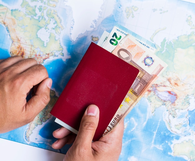 Portefeuille fermé avec euros et carte du monde