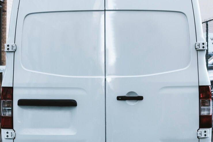 Photo gratuit portes arrière d'un camion blanc