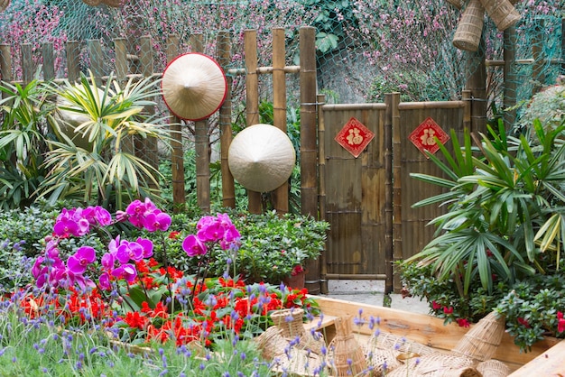 portes en bambou et des chapeaux dans un jardin chinois