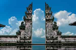 Photo gratuite portes du temple au temple de lempuyang luhur à bali, indonésie