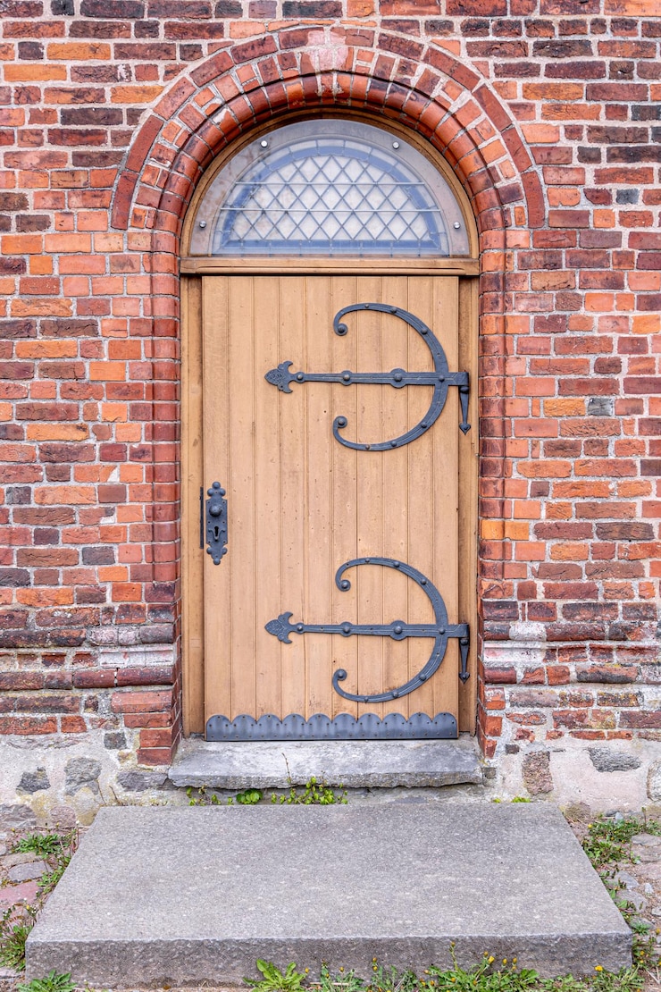Photo gratuit portes d'église en bois, voûte antique en brique de fer forgé