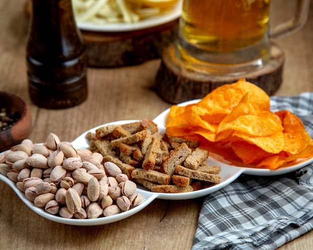 Une portion de collations salées avec des chips de pistaches salées et de la farce au pain