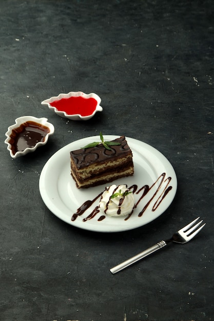 Portion de gâteau au chocolat servi avec de la crème