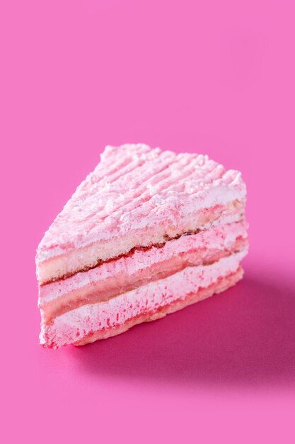 Portion de gâteau aux fraises rose sur fond rose