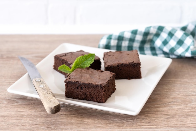 Photo gratuite des portions de brownies au chocolat sur fond de bois