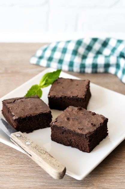 Photo gratuite des portions de brownies au chocolat sur fond de bois