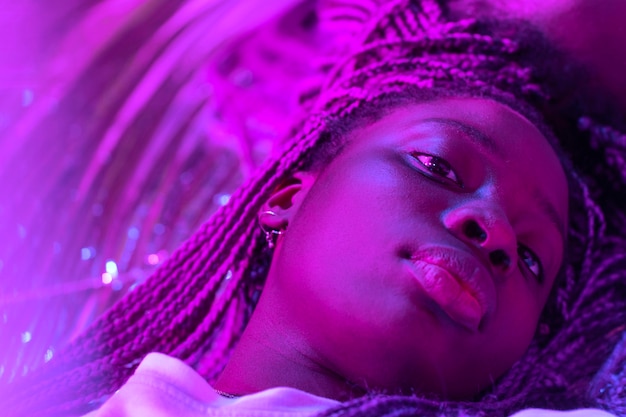 Portrait abstrait de femme afro-américaine dans le style vaporwave