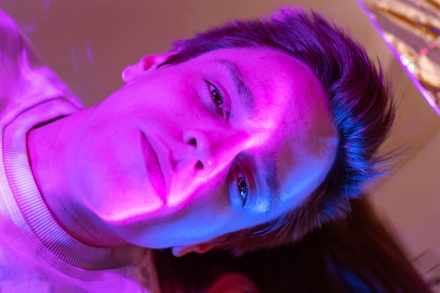 Photo gratuite portrait abstrait vaporwave de l'homme