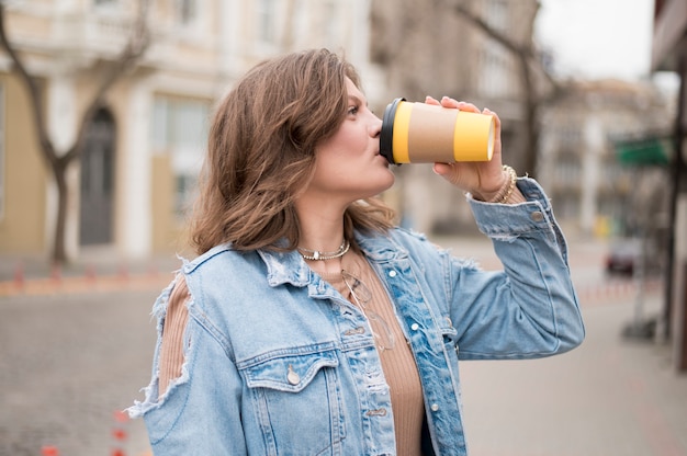 Photo gratuite portrait, adolescent, boire, café