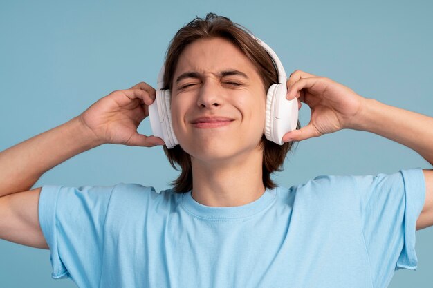 Portrait d'un adolescent cool écoutant de la musique