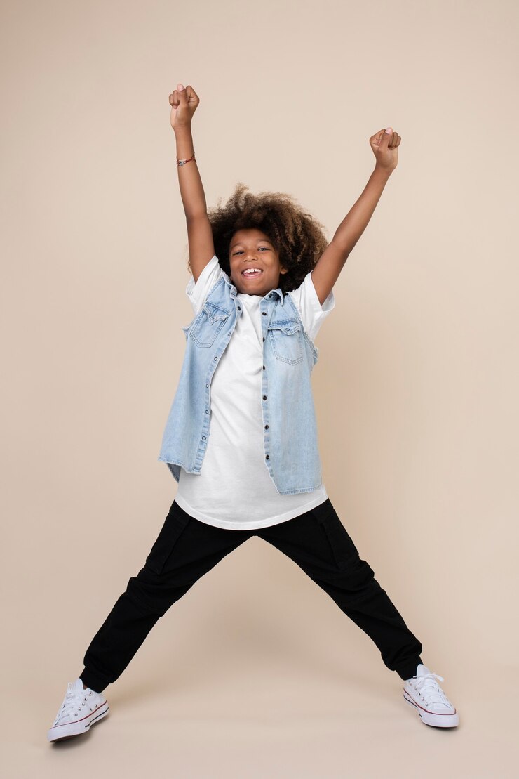 Photo gratuit portrait d'adolescent cool levant les mains