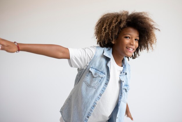 Portrait d'adolescent cool avec perm