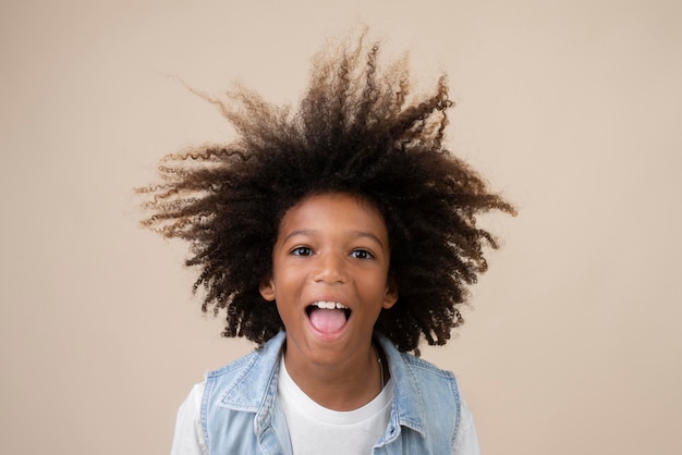 Portrait d'adolescent cool avec perm