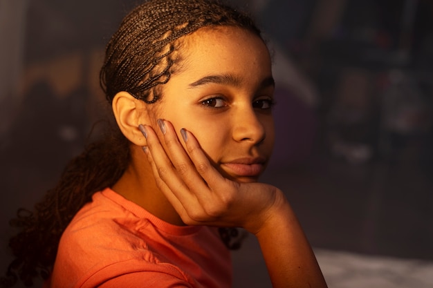 Portrait d'adolescent à la maison