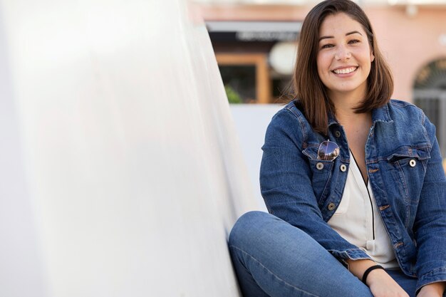 Portrait d'un adolescent posant en denim