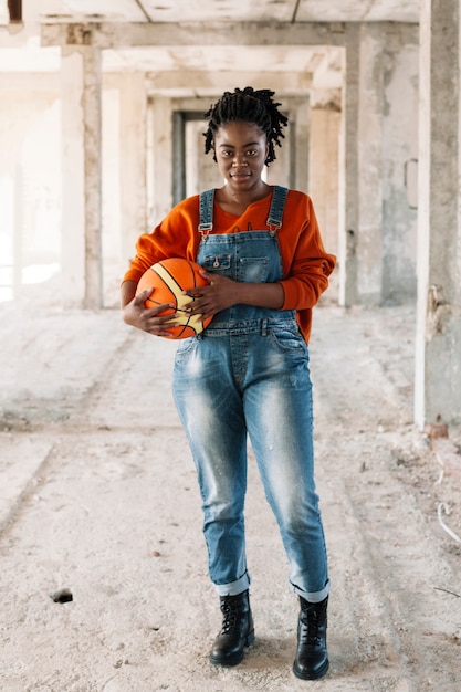 Portrait, adolescent, poser, basket-ball, balle