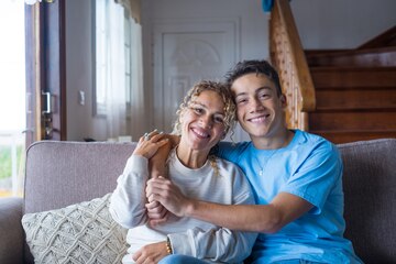 Portrait D Un Adolescent Reconnaissant Embrasse Une Mere D Age Moyen Souriante Montre De L Amour Et De L Attention Un Fils Adulte Heureux Et Reconnaissant Dans L Etreinte D Une Maman Joyeuse Profite Du Week End En Famille A La Maison Portrait D Un Adolescent Reconnaissant Embrasse Une Mere D Age Moyen Souriante Montre De L Amour Et De L Attention Un Fils Adulte Heureux Et Reconnaissant Dans L Etreinte D Une Maman Joyeuse Profite Du Week End En Famille A La Maison