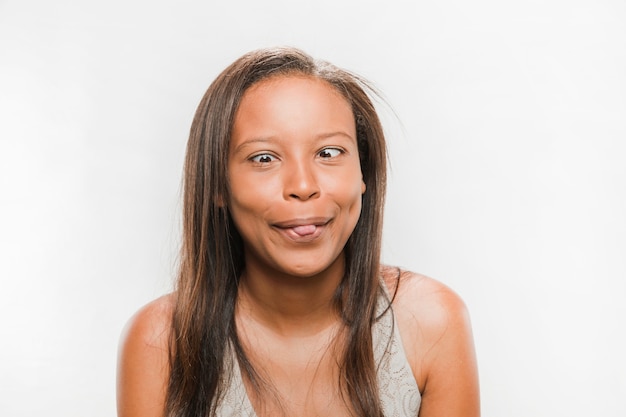 Portrait d&#39;une adolescente africaine avec une expression faciale drôle