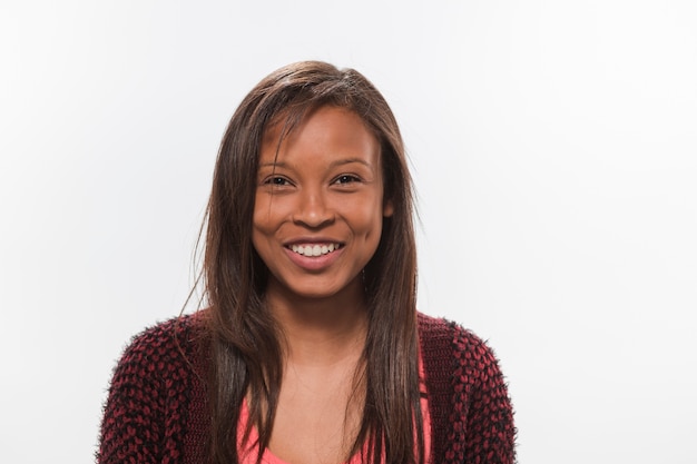 Portrait d&#39;une adolescente africaine heureuse sur la surface blanche