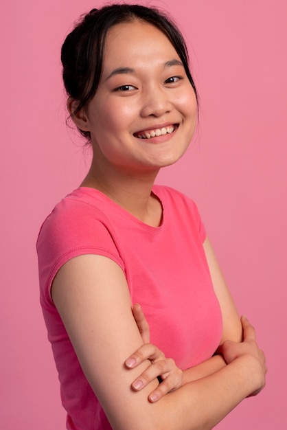 Portrait d'une adolescente asiatique souriante