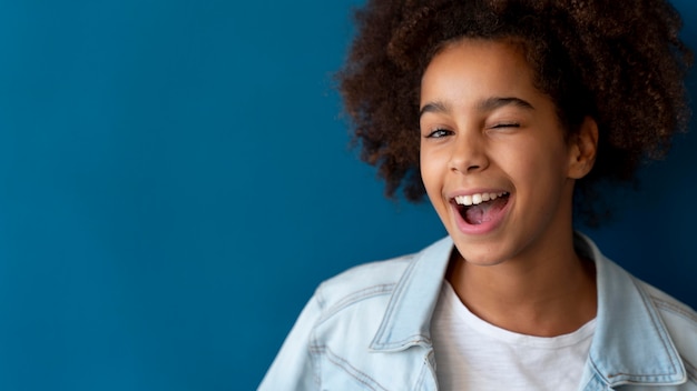 Portrait d'une adolescente aux cheveux bouclés