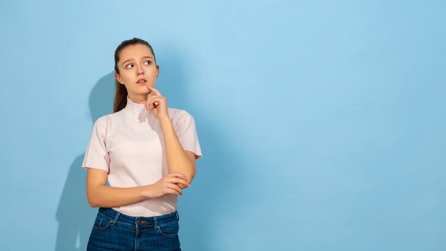 Portrait d'adolescente caucasienne isolé sur bleu