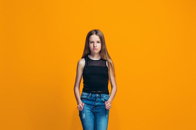 Portrait d'une adolescente en colère sur une orange