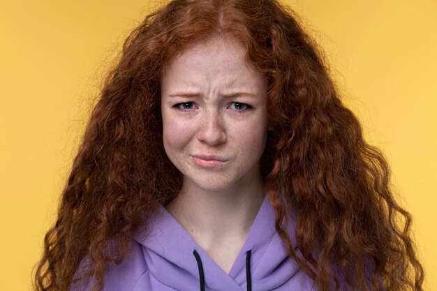 Portrait d'adolescente à la colère