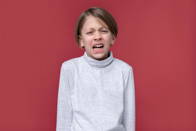 Portrait d'adolescente à la colère