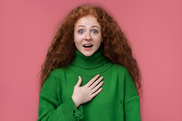 Photo gratuite portrait d'adolescente étant émotif