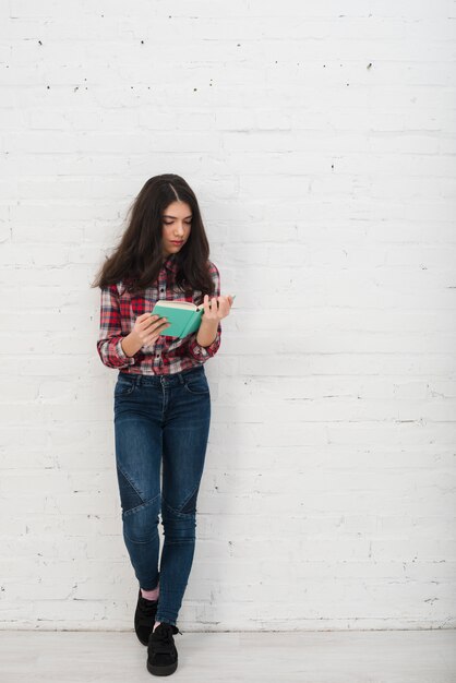 Portrait d&#39;adolescente avec livre