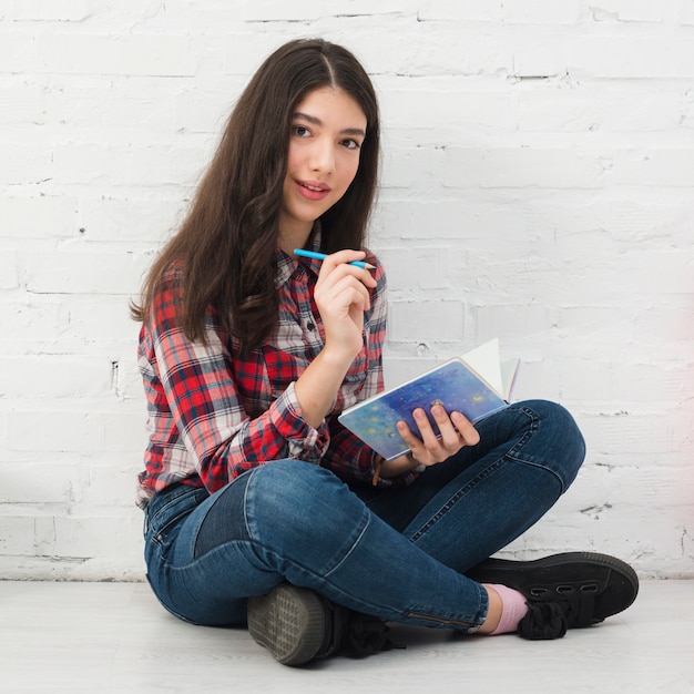 Portrait d&#39;adolescente avec livre