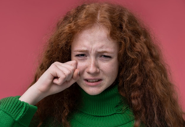 Photo gratuite portrait, de, adolescente, pleurer