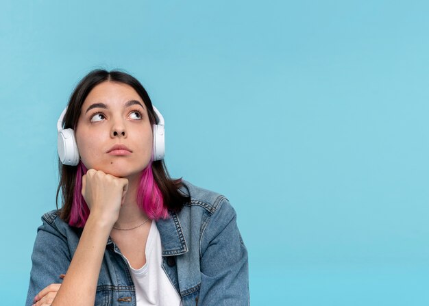 Portrait d'une adolescente portant des écouteurs et écoutant de la musique