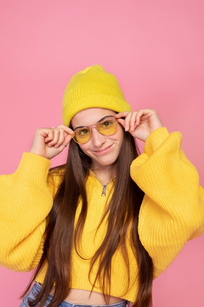 Portrait d'une adolescente se bouchent