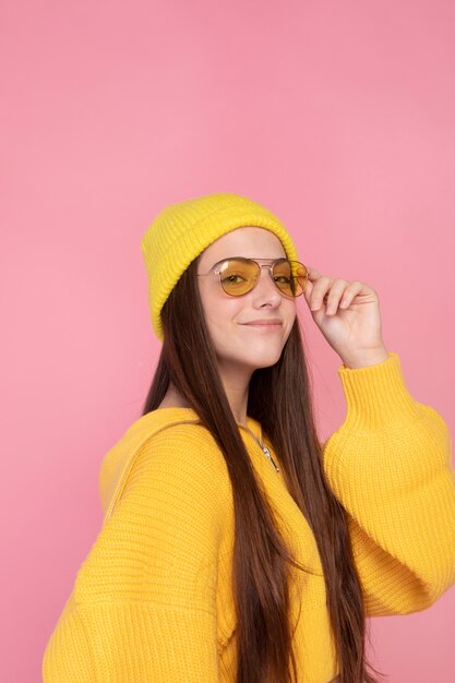 Portrait d'une adolescente se bouchent