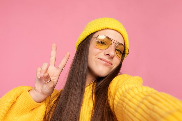 Portrait d'une adolescente se bouchent