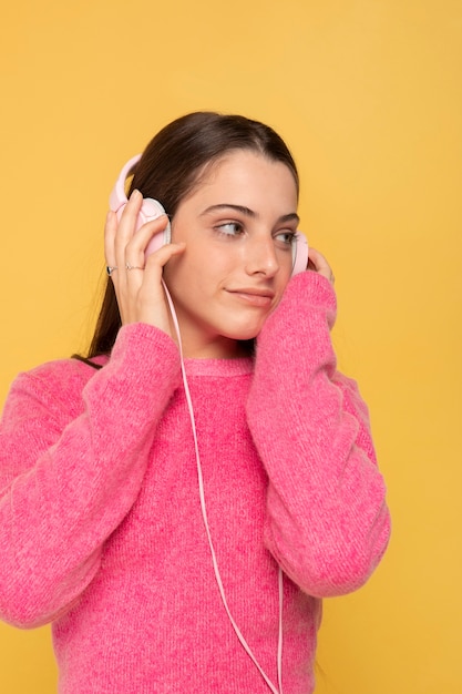 Photo gratuite portrait d'une adolescente se bouchent